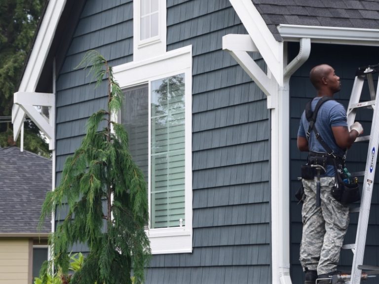 Siding installation team member in Cranford New Jersey