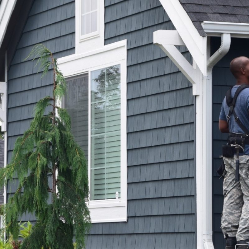 Siding installation team member in Cranford New Jersey